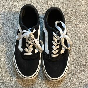 black and white lace vans size 6